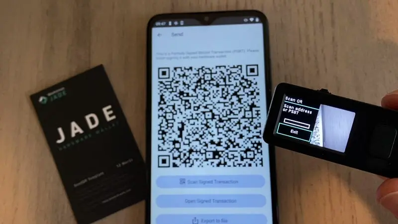 A Blockstream Jade scanning a QR with a transaction